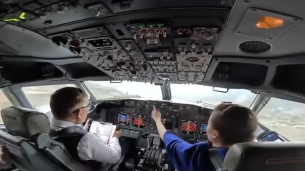 Ratu Thailand, Suthida secara pribadi menerbangkan Penerbangan Kerajaan menggunakan pesawat Boeing 737-800 dalam kunjungan resmi ke luar negeri bersama Raja Maha Vajiralongkorn. (Tangkapan Layar Youtube/Outsider's Aviation)