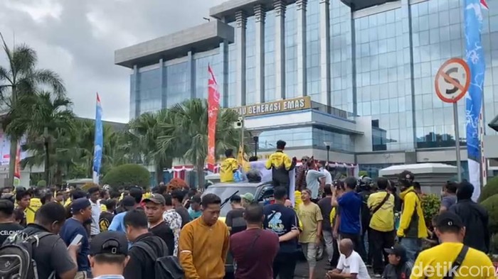 Ratusan driver ojek online Maxim menggelar aksi unjuk rasa di depan Kantor Gubernur Kaltim.