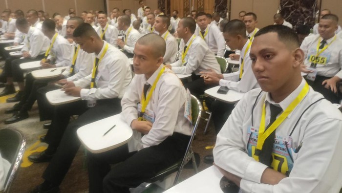 Ratusan peserta seleksi kerja ke Jepang lakukan tes di salah gedung di Palembang.