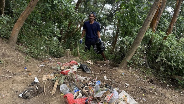 Relawan bersih-bersih Gunung Lawu via Cetho. Para pendaki pun diberi bekal trash bag.


Foto diunggah Senin (4/8/2025).