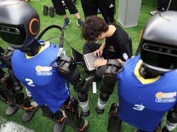 Robot Humanoid China Adu Strategi di Lapangan Sepakbola