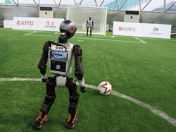 Robot Humanoid China Adu Strategi di Lapangan Sepakbola