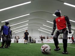 Robot Humanoid China Adu Strategi di Lapangan Sepakbola