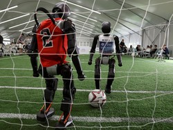 Robot Humanoid China Adu Strategi di Lapangan Sepakbola