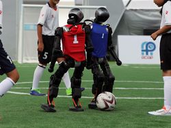 Robot Humanoid China Adu Strategi di Lapangan Sepakbola