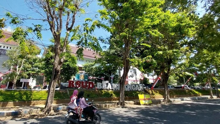 RSUD Blambangan yang merawat 28 orang santri diduga keracunan.