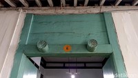 Rumah ini berjarak 250 meter dari Klenteng Poo An Kiong. Gerbang rumah itu di tengah-tengah toko yang tidak lagi digunakan. Ukurannya minimalis terbuat dari besi yang dicat abu-abu.