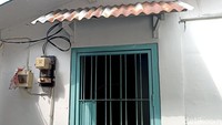 Rumah kuno berumur lebih dari 200 tahun itu tak terlihat dari pinggir jalan utama. Lokasi rumah itu tidak terlalu mencolok karena terhalang bangunan pertokoan.