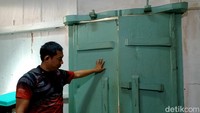 Rumah kuno yang letaknya persis di pinggir jalan utama Jalan Merdeka Nomor 166 Kota Blitar. Rumah itu ditempati Daniel dan keluarga yang merupakan generasi ke-6. 