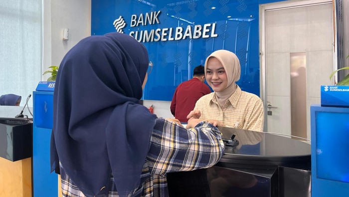 Salah satu nasabah Bank Sumsel Babel sedang melakukan transaksi