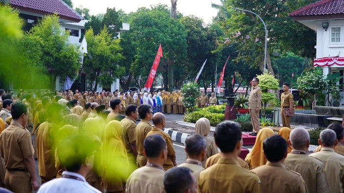 Sekretaris Daerah (Sekda) Kabupaten Bogor, Ajat Rochmat Jatnika memimpin apel pagi gabungan di Halaman Kantor Sekretariat Daerah, Cibinong, pada Senin (4/8).