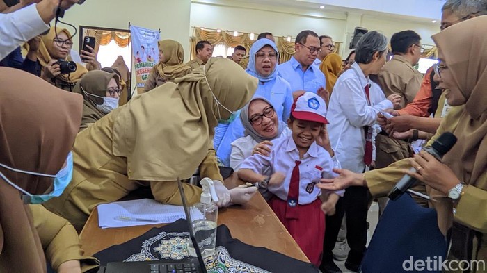 Suasana cek kesehatan gratis di Sekolah Luar Biasa (SLB) Negeri Semarang, Senin (4/8/2025).