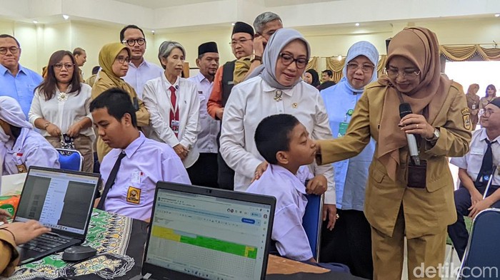 Suasana cek kesehatan gratis di Sekolah Luar Biasa (SLB) Negeri Semarang, Senin (4/8/2025).