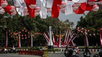 Pemerintah Kota Solo mulai mempercantik sejumlah titik dengan ornamen merah-putih, baliho, dan instalasi visual bertema kemerdekaan. Kegiatan ini tidak hanya bertujuan memperkuat atmosfer perayaan nasional, tetapi juga menjadi bagian dari strategi menarik minat wisatawan, termasuk wisatawan mancanegara. ANTARA FOTO/Maulana Surya