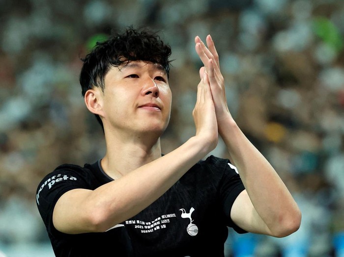 Soccer Football - Pre-Season Friendly - Newcastle United v Tottenham Hotspur - Seoul World Cup Stadium, Seoul, South Korea - August 3, 2025 Tottenham Hotspur's Son Heung-Min applauds fans after playing his last game for the club REUTERS/Kim Soo-Hyeon TPX IMAGES OF THE DAY