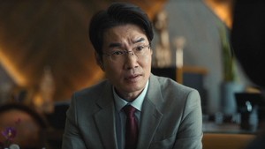 Di The Defects, Song Young Kyu memerankan Yoon Se Hoon. Sayangnya karena skandal menyetir mabuk yang melibatkan si aktor sebelum meninggal, porsinya dalam drakor ENA ini dipangkas sebanyak mungkin. (Foto: dok. ENA)