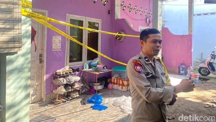 Suasana di depan rumah pegawai Bandara Internasional Lombok (BIL) yang tewas dibunuh suaminya di Kelurahan Semayan, Lombok Tengah, NTB, Senin (4/8/2025). (Foto: Edi Suryansyah/detikBali)