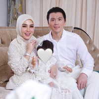 Setelah menikah dengan Reino Barack, Syahrini lebih banyak menghabiskan waktu untuk keluarga. Kabar kehamilannya sempat mengejutkan publik, mengingat ia menanti lima tahun sebelum akhirnya dikaruniai buah hati. Pada 1 Agustus 2024, bertepatan dengan ulang tahunnya yang ke-44, Syahrini melahirkan anak pertamanya di Singapura, yang diberi nama samaran Princess R. Hingga kini, wajah maupun nama asli sang putri belum pernah diungkap di publik. Foto: Instagram