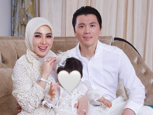 Setelah menikah dengan Reino Barack, Syahrini lebih banyak menghabiskan waktu untuk keluarga. Kabar kehamilannya sempat mengejutkan publik, mengingat ia menanti lima tahun sebelum akhirnya dikaruniai buah hati. Pada 1 Agustus 2024, bertepatan dengan ulang tahunnya yang ke-44, Syahrini melahirkan anak pertamanya di Singapura, yang diberi nama samaran Princess R. Hingga kini, wajah maupun nama asli sang putri belum pernah diungkap di publik. Foto: Instagram