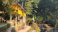 Salah satu fasilitas gazebo yang ada di Telaga biru Cicerem Kuningan. (Foto: Fahmi Labibinajib/detikJabar)