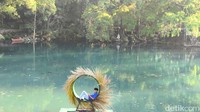 Seorang pengunjung sedang duduk di salah satu fasilitas spot foto yang ada di Telaga Cicerem. (Foto: Fahmi Labibinajib/detikJabar)