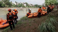 Tim SAR gabungan melakukan pencarian terhadap tiga pekerja proyek penguatan tebing yang hilang akibat banjir bandang di Sungai Klawing, Purbalingga, Jawa Tengah, Senin (4/8/2025). Ketiga korban diduga terseret arus deras saat bekerja di sekitar aliran sungai pada malam sebelumnya. (ANTARA FOTO/Idhad Zakaria)
