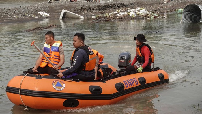 Tim SAR gabungan melakukan pencarian tiga pekerja proyek penguatan tebing yang hilang akibat banjir bandang di Sungai Klawing Purbalingga, Jawa Tengah, Senin (4/8/2025). Tiga pekerja yang terjebak banjir bandang di Sungai Klawing pada Minggu (3/8/2025) malam berhasil dievakuasi oleh tim SAR gabungan pada Senin (4/8/2025) dini hari, sedangkan tiga pekerja lainya saat ini hilang dan masih dalam proses pencarian. ANTARA FOTO/Idhad Zakaria/YU