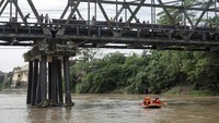 Hingga Senin pagi, upaya pencarian masih berlangsung dengan melibatkan personel dari BPBD, Basarnas, TNI, Polri, dan relawan setempat. Arus sungai yang deras dan medan yang sulit menjadi kendala utama dalam proses evakuasi korban yang belum ditemukan. (ANTARA FOTO/Idhad Zakaria)
