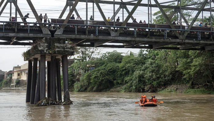 Tiga Pekerja Proyek Hilang Saat Banjir Bandang Klawing Tim SAR gabungan melakukan pencarian tiga pekerja proyek penguatan tebing yang hilang akibat banjir bandang di Sungai Klawing Purbalingga, Jawa Tengah, Senin (4/8/2025). Tiga pekerja yang terjebak banjir bandang di Sungai Klawing pada Minggu (3/8/2025) malam berhasil dievakuasi oleh tim SAR gabungan pada Senin (4/8/2025) dini hari, sedangkan tiga pekerja lainya saat ini hilang dan masih dalam proses pencarian. ANTARA FOTO/Idhad Zakaria/YU
