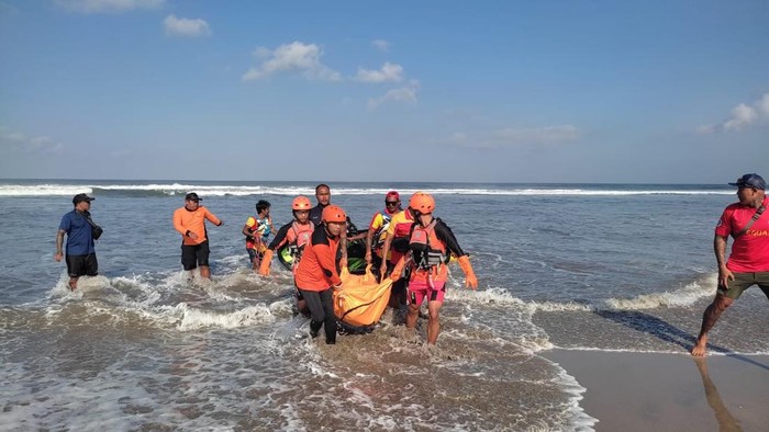 Tim SAR mengevakuasi jasad Gusti Agung Anom yang tenggelam saat hendak menyelamatkan anaknya yang terseret arus di Pantai Seminyak, Kuta, Badung, Bali, Senin (4/8/2025). (Foto: Basarnas Bali)