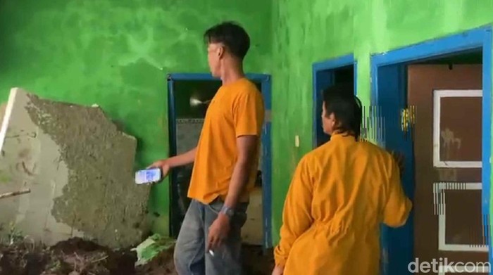 TKP longsor di Desa Cidugaleun, Kecamatan Cigalontang, Kabupaten Tasikmalaya