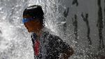 Tokyo Lagi Panas Banget, Anak-anak Main Air di Taman