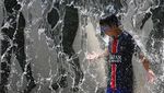 Tokyo Lagi Panas Banget, Anak-anak Main Air di Taman