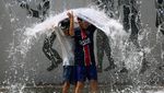 Tokyo Lagi Panas Banget, Anak-anak Main Air di Taman