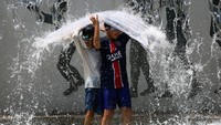 Anak-anak tetap ceria meski suhu udara mencapai rekor tertinggi musim panas ini. REUTERS/Issei Kato