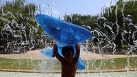 Warga diimbau tetap terhidrasi dan menghindari aktivitas luar ruang yang tidak perlu. REUTERS/Issei Kato