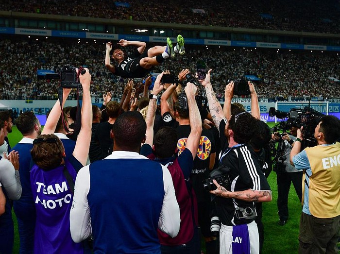 SEOUL, SOUTH KOREA - AUGUST 03: Heung-Min Son of Tottenham Hotspur (7) gets thrown into the air following the pre-season friendly match between Tottenham Hotspur and Newcastle United at the Seoul World Cup Stadium on August 03, 2025 in Seoul, South Korea. (Photo by Harriet Massey/Newcastle United via Getty Images)