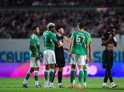 Dengan hangat, para pemain lawan pun satu per satu ikut mengucapkan salam perpisahan kepada Son yang musim panas ini akan mengakhiri kebersamaan satu dekade dengan Spurs. Foto: Newcastle United via Getty Image/Harriet Massey