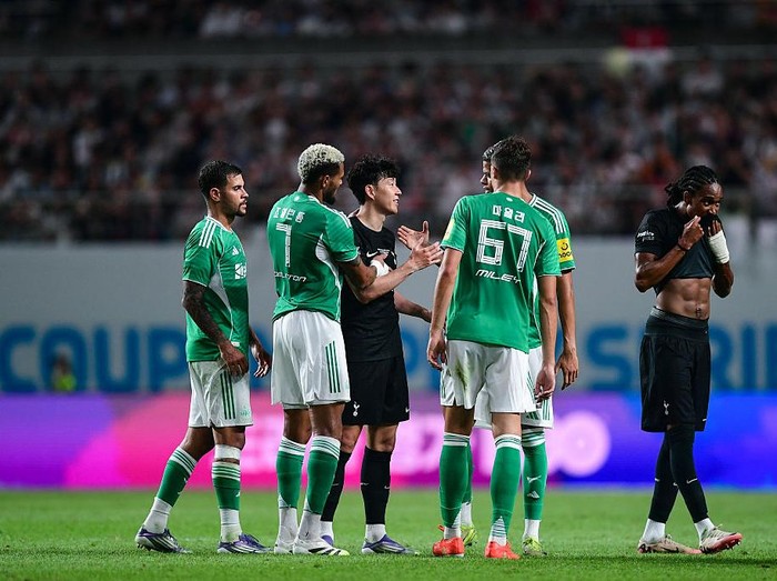 SEOUL, SOUTH KOREA - AUGUST 03: Heung-Min Son of Tottenham Hotspur (7) shakes hands with players as he departs the pre-season friendly match between Tottenham Hotspur and Newcastle United at the Seoul World Cup Stadium on August 03, 2025 in Seoul, South Korea. (Photo by Harriet Massey/Newcastle United via Getty Images)