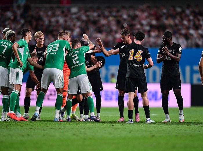 SEOUL, SOUTH KOREA - AUGUST 03: Heung-Min Son of Tottenham Hotspur (7) gets guard of honour during the pre-season friendly match between Tottenham Hotspur and Newcastle United at the Seoul World Cup Stadium on August 03, 2025 in Seoul, South Korea. (Photo by Harriet Massey/Newcastle United via Getty Images)