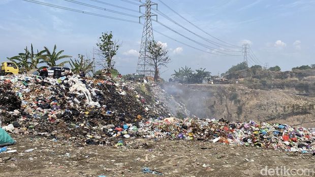 Suasana lautan sampah di sekitar Brown Canyon, Kelurahan Rowosari, Kecamatan Tembalang, Kota Semarang, Senin (4/8/2025).