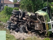 Hindari Tabrakan, Truk Tabrak Rumah hingga Terguling di Banyuasin