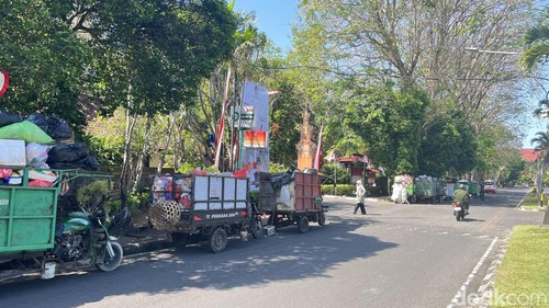 Puluhan truk kecil pengangkut sampah parkir di depan kantor Gubernur Bali, Senin (4/8/2025).
