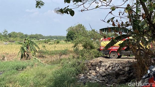 Truk sedot tinja membuang muatan di kawasan Brown Canyon, Tembalang, Semarang, Senin (4/8/2025).