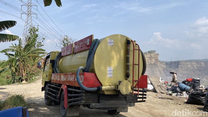 Truk sedot tinja membuang muatan di kawasan Brown Canyon, Tembalang, Semarang, Senin (4/8/2025).