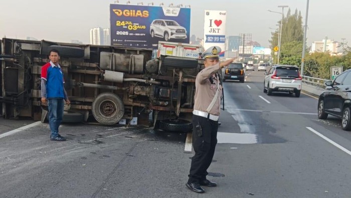 Truk Terbalik di Tol Sedyatmo Arah Tomang, Petugas Evakuasi