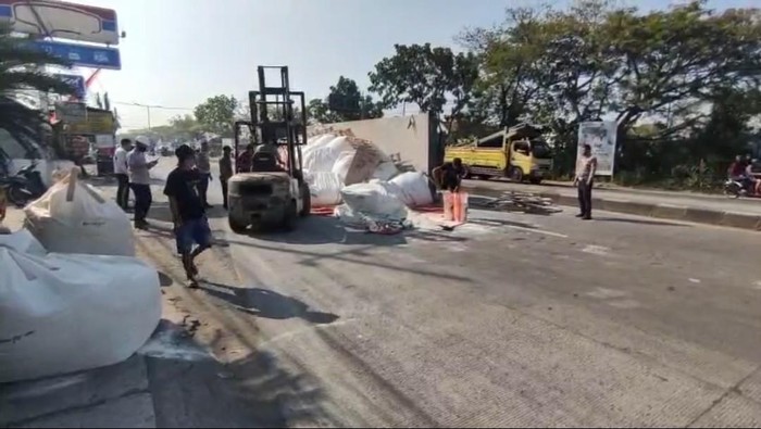 Truk tronton bermuatan tepung terguling di Pucuk, Lamongan