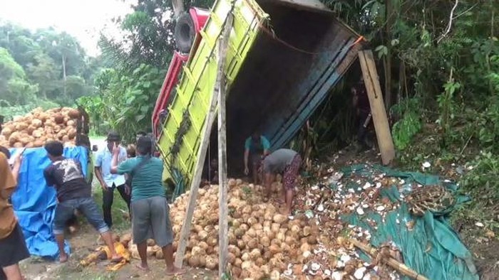 Truk yang terguling di Tanggamus.