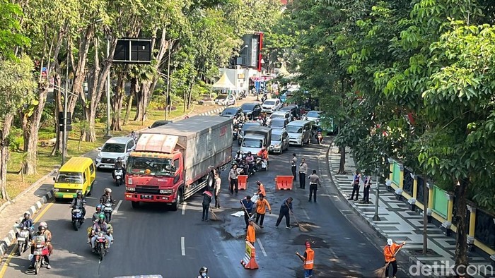 Tumpahan minyak di Jalan Wonokromo Surabaya sempat bikin macet lalu lintas.