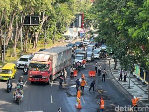 Tumpahan Minyak di Raya Wonokromo Bikin Macet hingga Tunnel Joyoboyo
